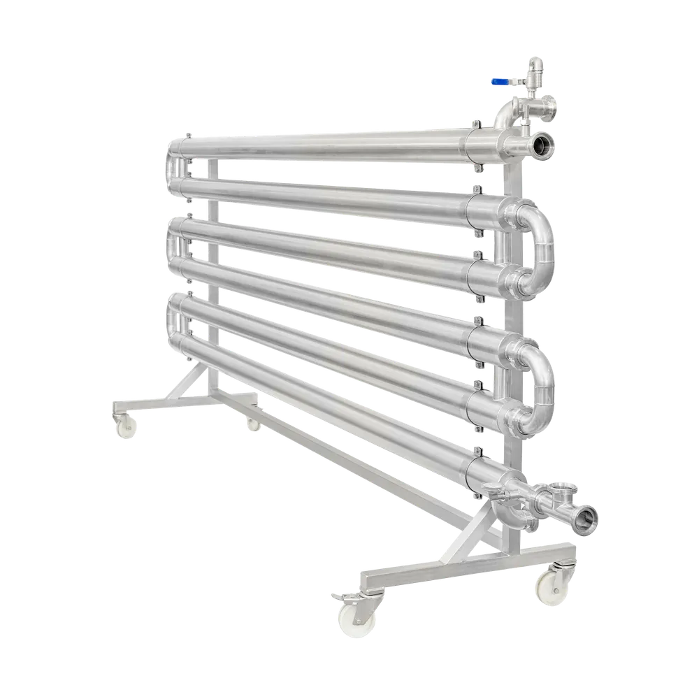 Sidebilde av rørformet varmeveksler, laget av rustfritt stål med fire svingbare hjul