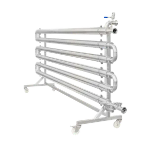 Sidebilde av rørformet varmeveksler, laget av rustfritt stål med fire svingbare hjul