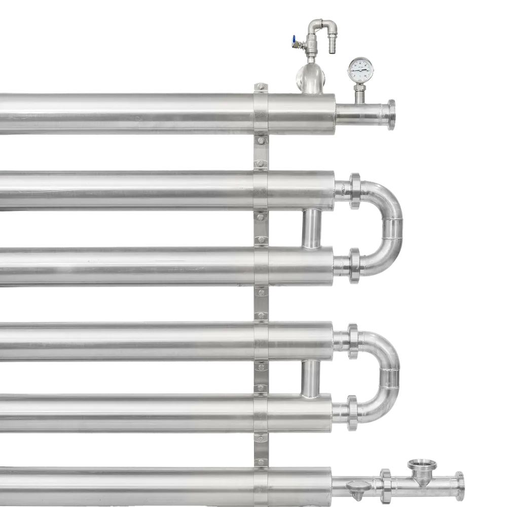 Nærbilde av siden av rørvarmeveksleren der tilkoblingene er plassert, på den øvre tilkoblingen er det en ventil med blått håndtak for utlufting og et rundt termometer