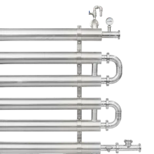 Nærbilde av siden av rørvarmeveksleren der tilkoblingene er plassert, på den øvre tilkoblingen er det en ventil med blått håndtak for utlufting og et rundt termometer