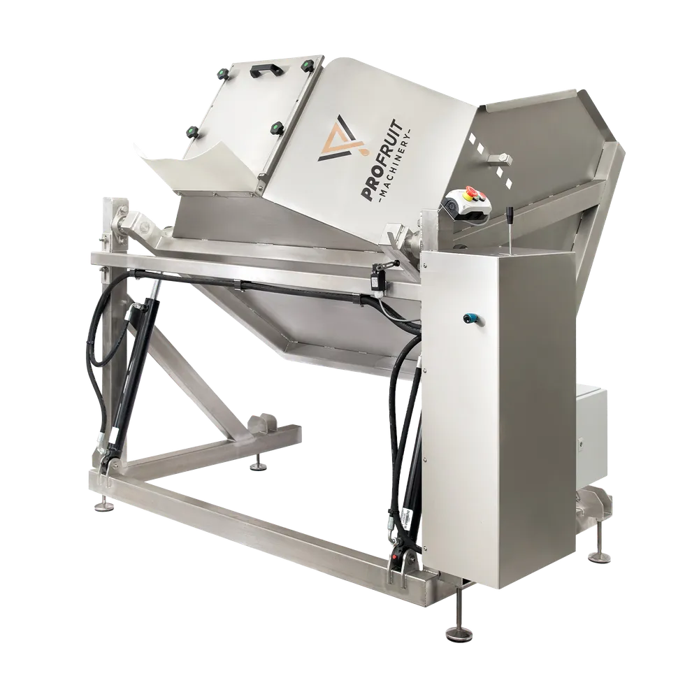 Kassen tippet i foldet position, en tragt centrerer frugt eller bær, når den tømmes fra kassen