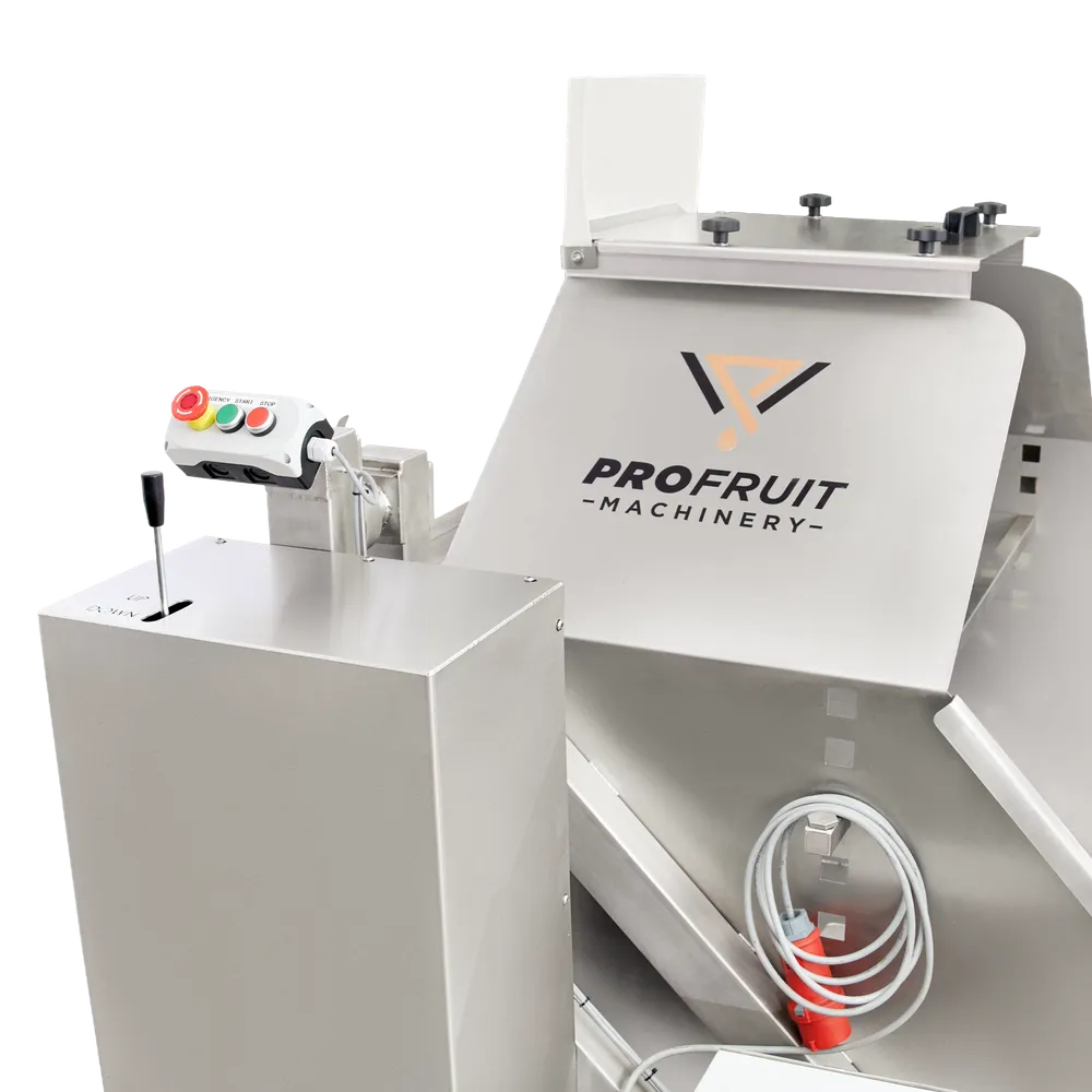 Kassetipper set fra den side, hvor kontrolkabinettet er placeret, kabel med trefaset stik hænger på siden af maskinen