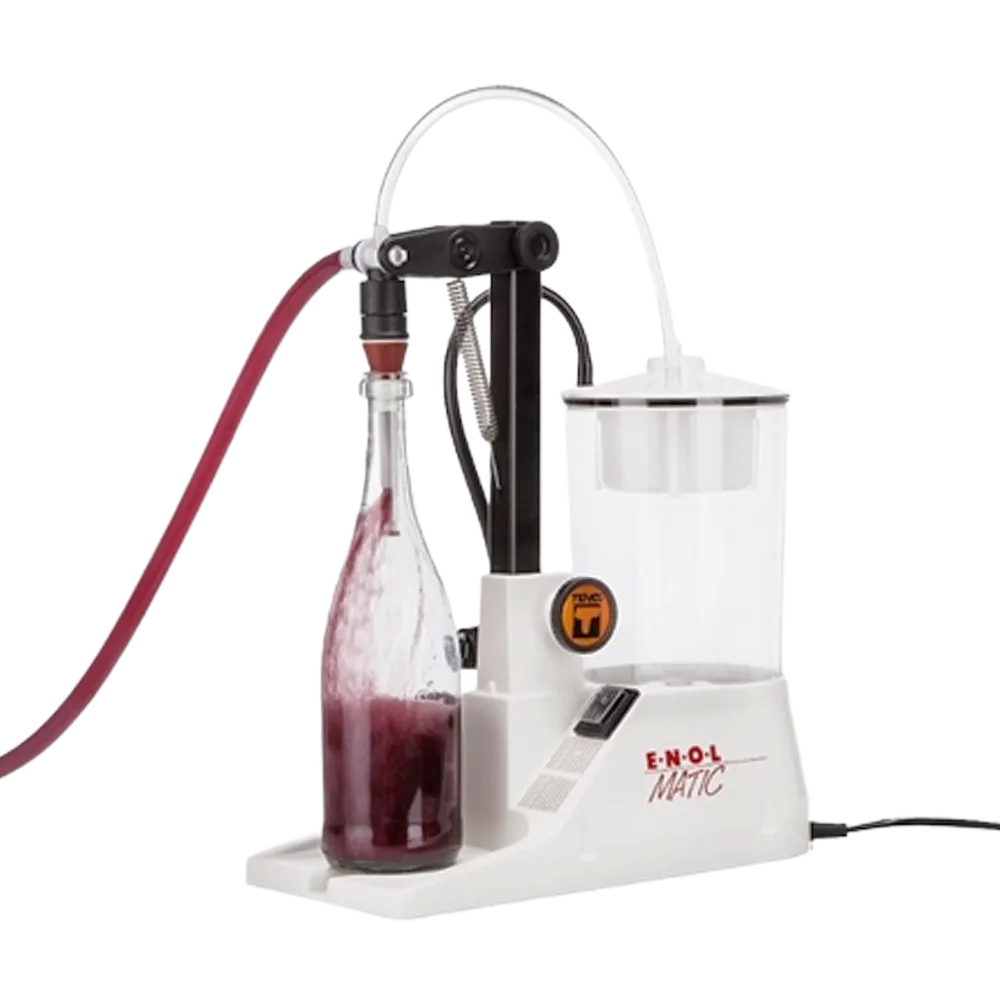 En flaske fylles i vakuumfylleren med en rød flyktig væske