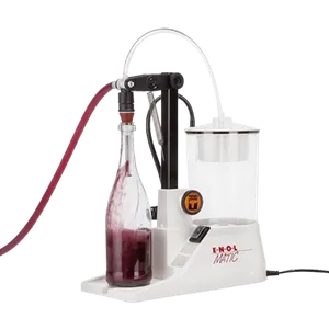 En flaske fylles i vakuumfylleren med en rød flyktig væske