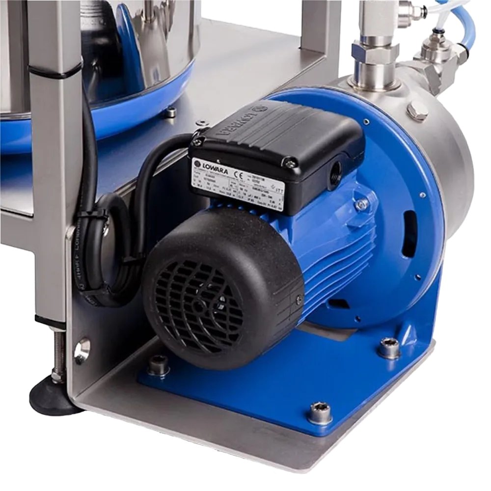 Lähikuva pumpusta, puoliautomaattisen pullonhuuhtelulaitteen tarvikkeet