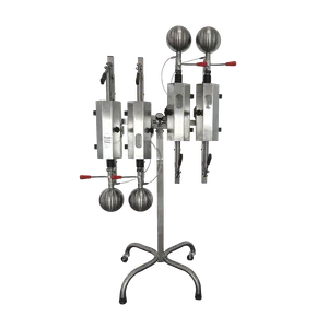 Karbonaattori ruostumattomasta teräksestä valmistetulla jalustalla, jossa on tilaa 4 pullolle