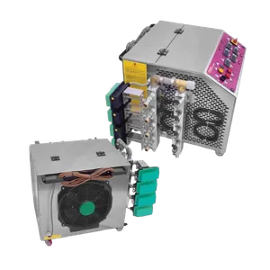 Frittstående kjølemaskin med flere individuelt styrte kretser for styring av temperaturen i flere forskjellige tanker eller beholdere samtidig