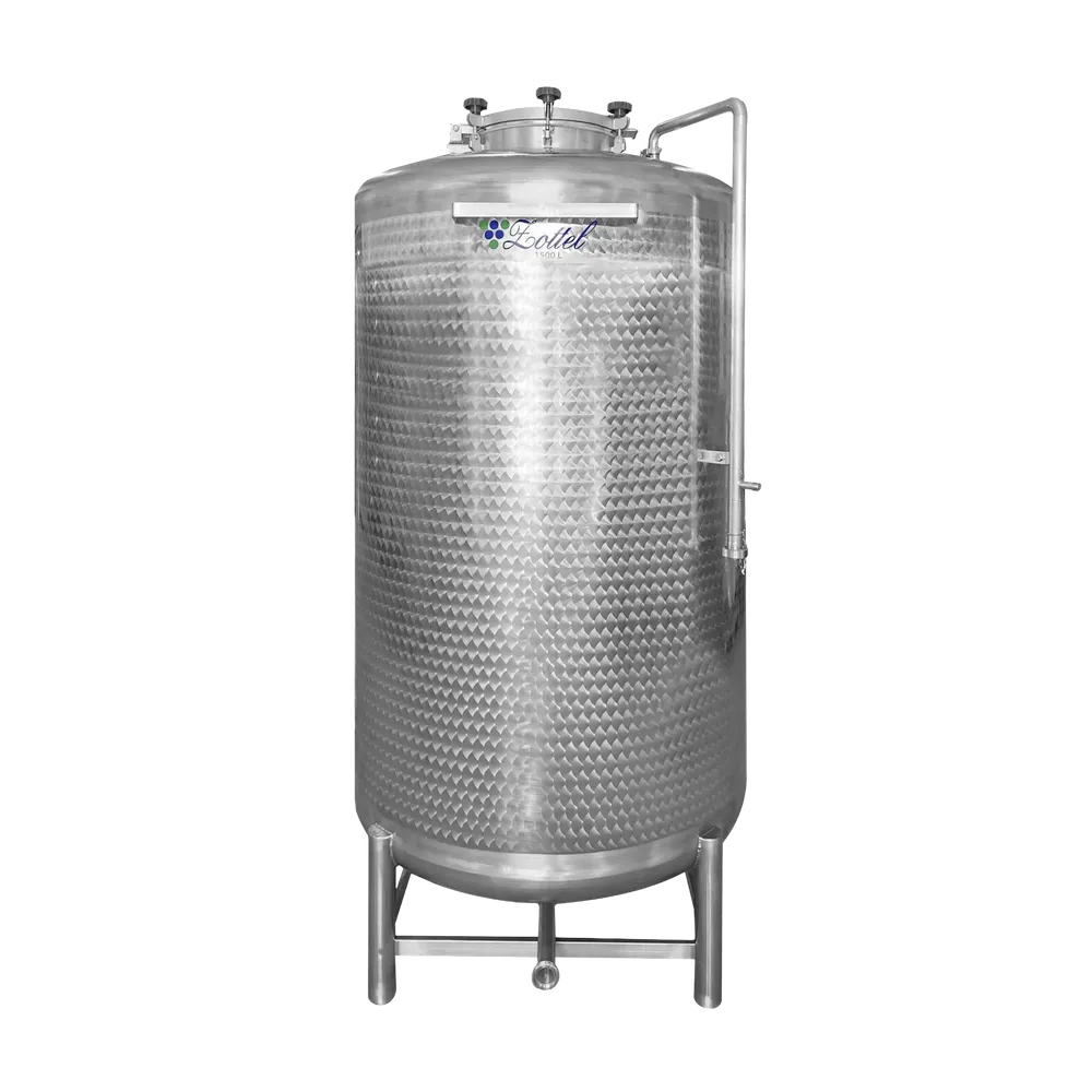 Brite tank i rostfritt stål som används för kolsyresättning av cider, vin, öl med mera