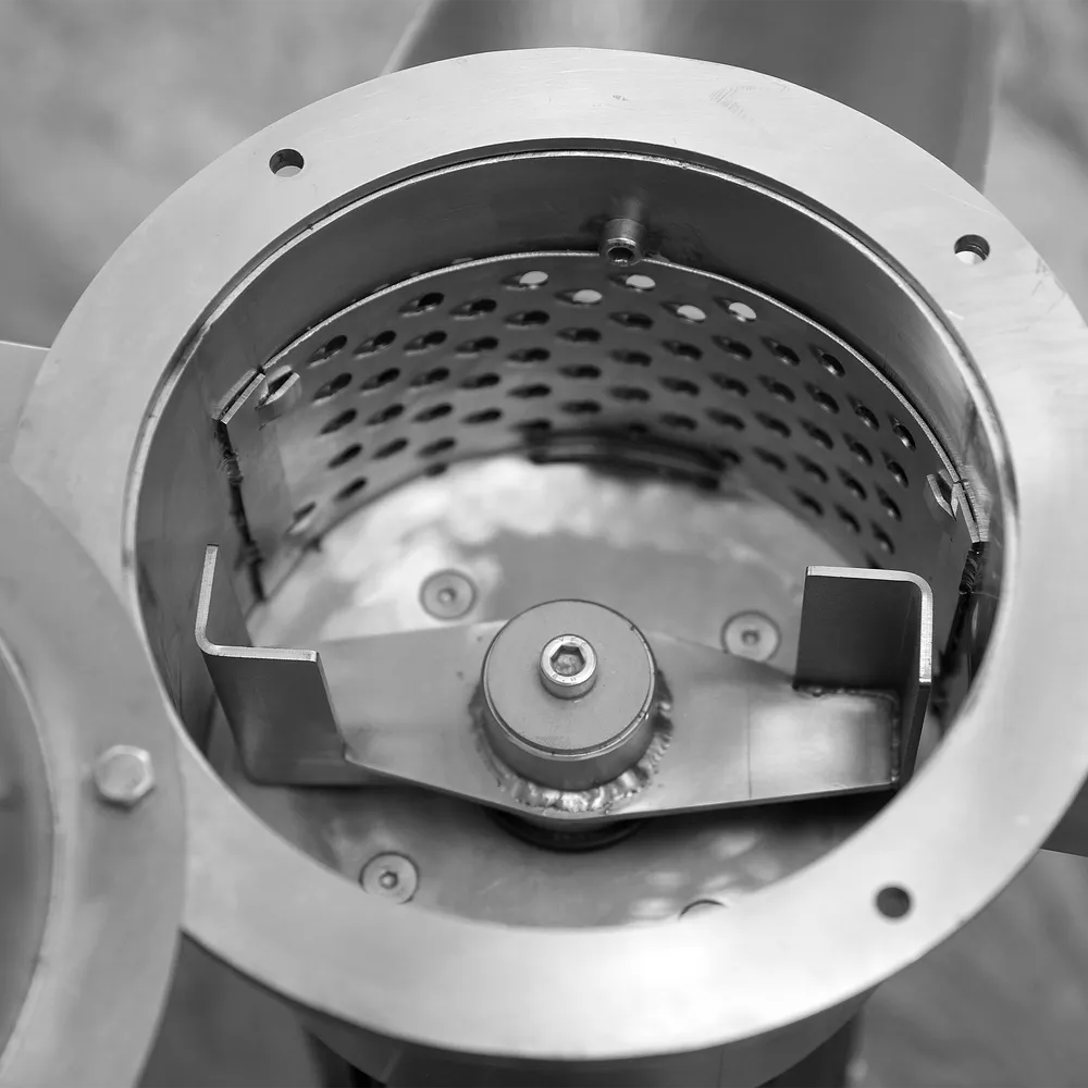 Nærbilde av knusebladet i Zottle fruktkvern MMS, som effektivt knuser frukt