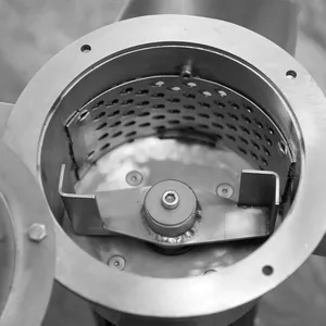 Nærbilde av knusebladet i Zottle fruktkvern MMS, som effektivt knuser frukt