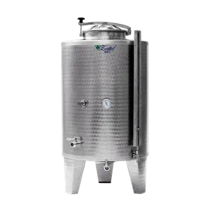 Tank i rostfritt stål på ben som används till ciderjäsning och jäsning av vin