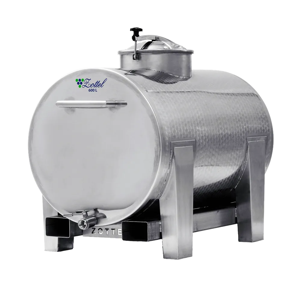 Liggande tank monterad på en ställning anpassad för att lyfta med gaffeltruck, tillverkad i rostfritt stål