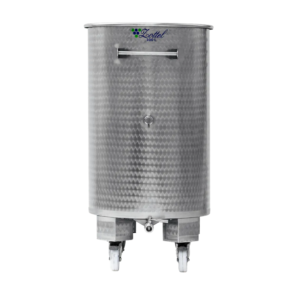 Öppen tank i rostfritt stål som står på fyra hjul