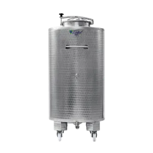 Flyttbar tank i rostfritt stål i stängd konstruktion, på toppen sitter en öppningsbar manlucka