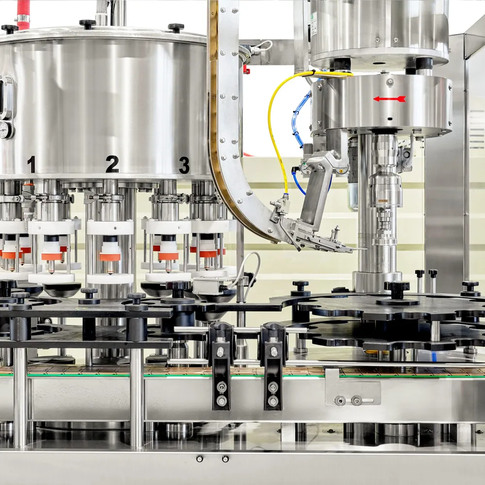 Pullojen täyttö ja korkitus samassa linjakoneessa