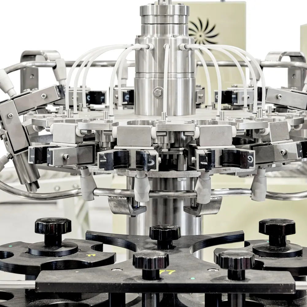 Pullojen pyöriminen hihnalla