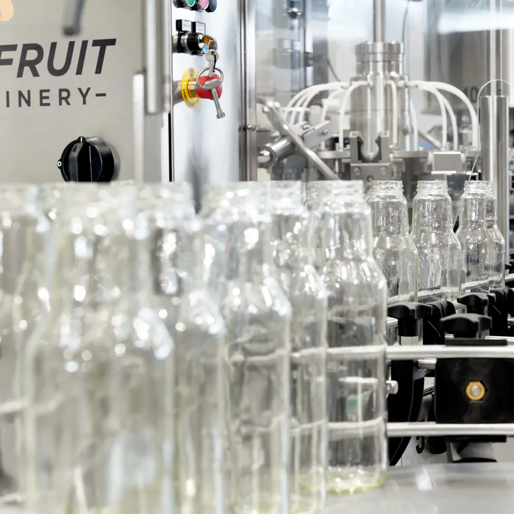 Automaattinen pullon täyttölinja, jossa pullot kuljetetaan hihnalla