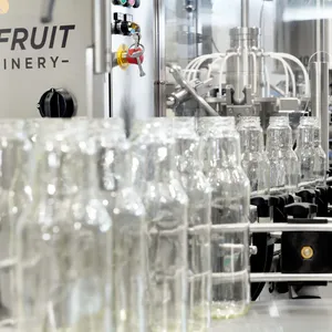 Automaattinen pullon täyttölinja, jossa pullot kuljetetaan hihnalla