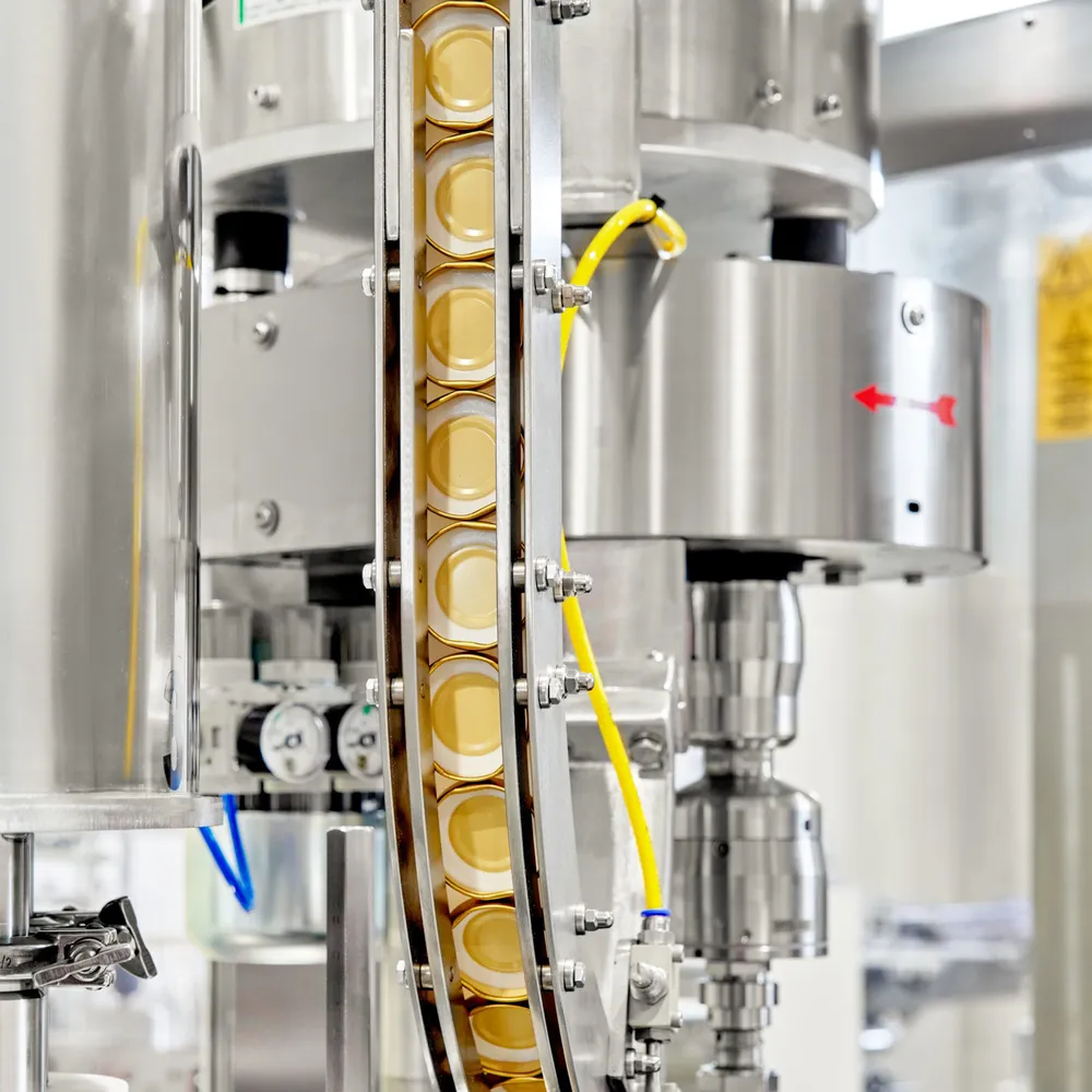 Lähikuva pullojen sulkemiseen käytettävistä korkkeista