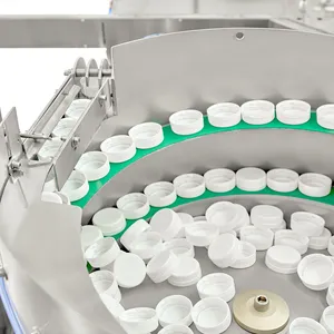 Roterende oppsamling og sortering av kapsler og lokk for forsegling av flaskene
