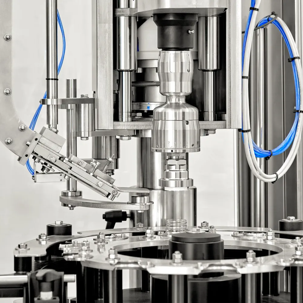 Nærbilde av maskinen i rustfritt stål som viser forseglingsmekanismen