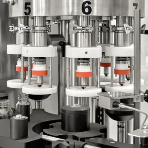 Roterende bord fører flaskene gjennom fyllestasjonen og forseglingsstasjonen i maskinen