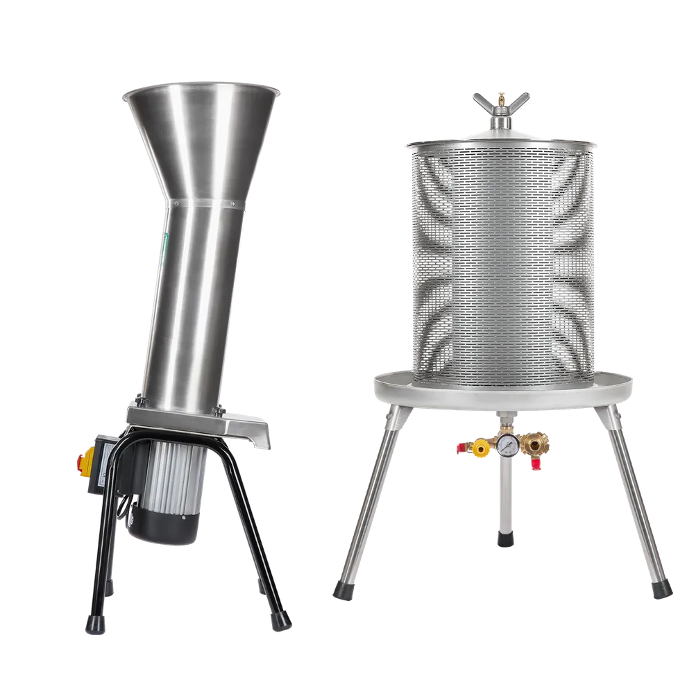 Rostfri elektrisk fruktkross som står på fyra ben samt hydropress 40L i rostfritt stål med anslutning för vattenslang