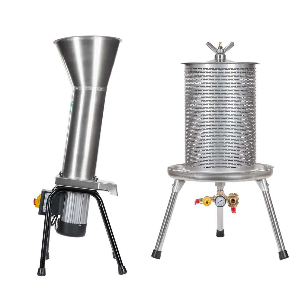 Rostfri elektrisk fruktkross som står på fyra ben samt hydropress 20L i rostfritt stål med anslutning för vattenslang