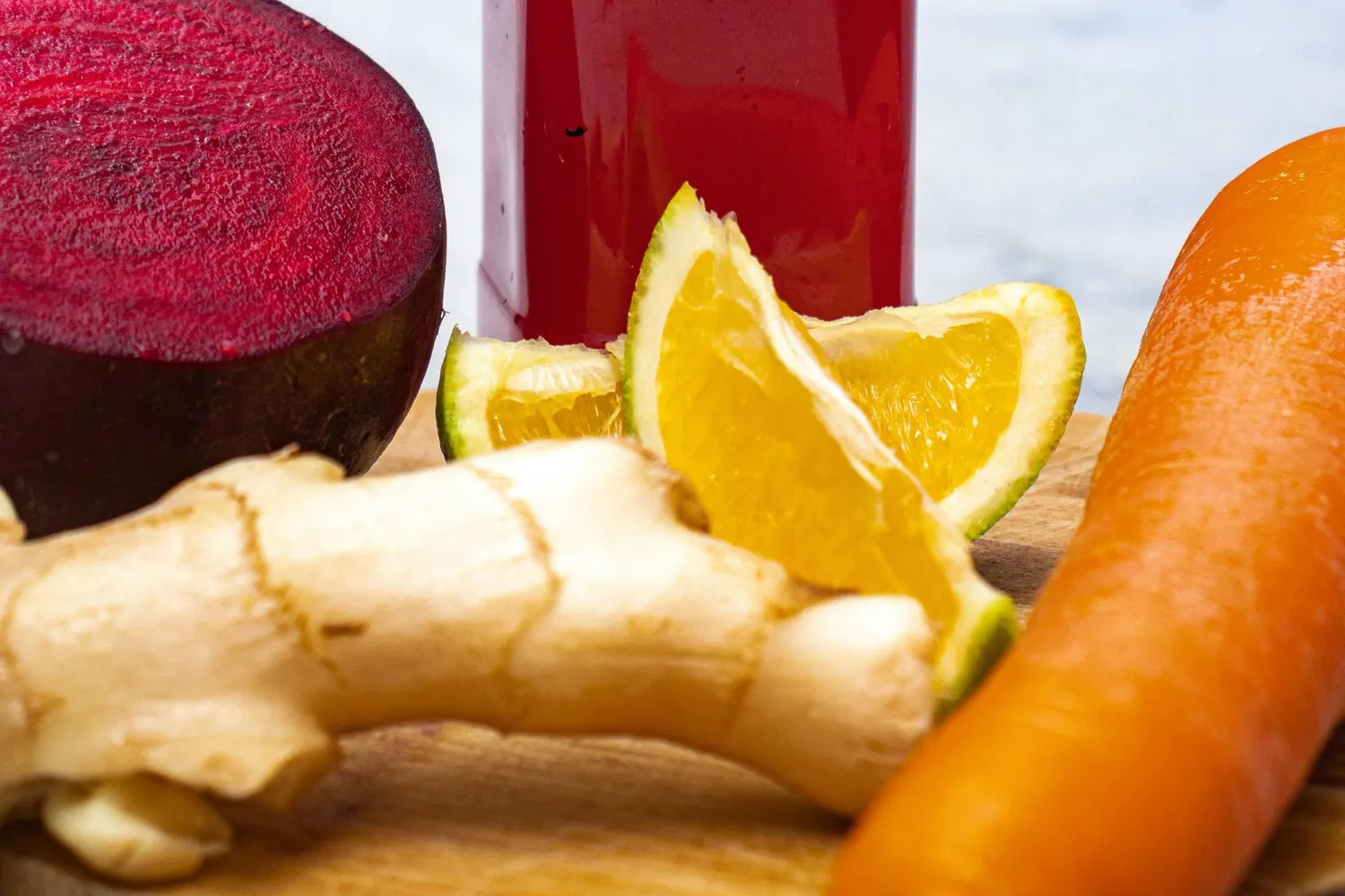 Juice av ingefära, selleri, gurka, citron, grönkål och äpple