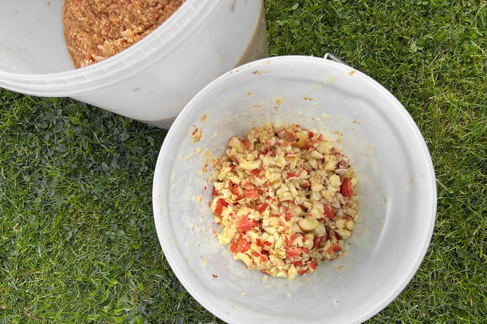 Fruktkross i to bøtter som viser forskjellen mellom å knuse én eller to ganger