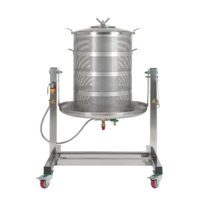 Stor vattendriven hydropress som används för att pressa juice ur frukter och bär. Presskorgen är tippbar och står på en ställning med hjul