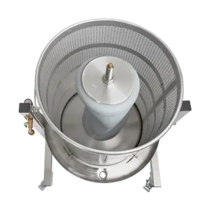 Invändig del av hydropressen, centrerat sitter ett membran som expanderar med ökat vattentryck, runt om sitter en presskorg i rostfritt stål med många små hål.