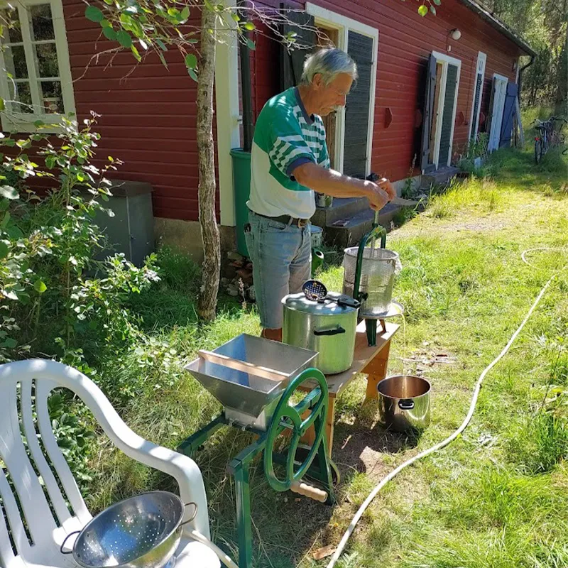 Yksi asiakkaistamme käyttää Original 12l -hedelmäpuristinta omenien puristamiseen