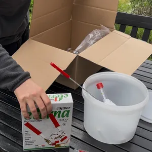 Innehållet i ciderkitet packas upp och ställs på ett bord