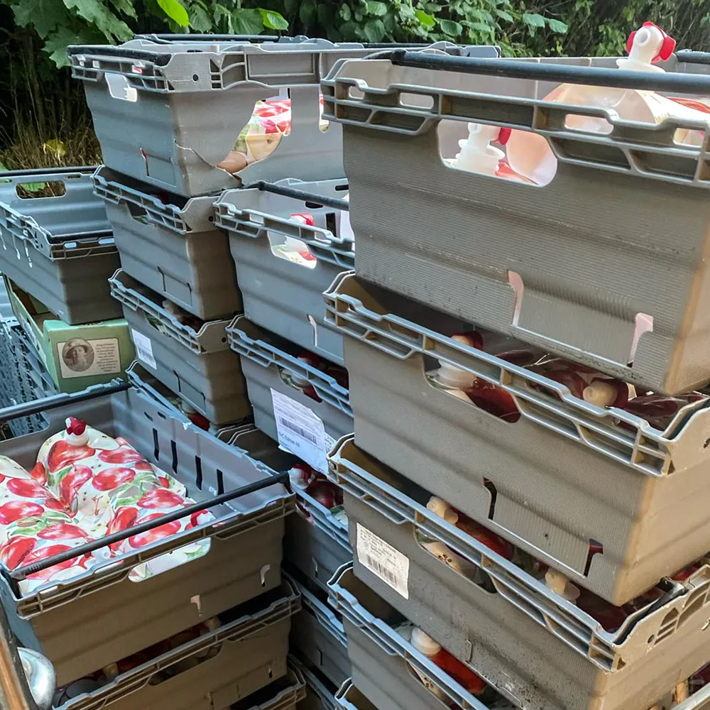 Grå plastkasser fylt med fylte ståposer