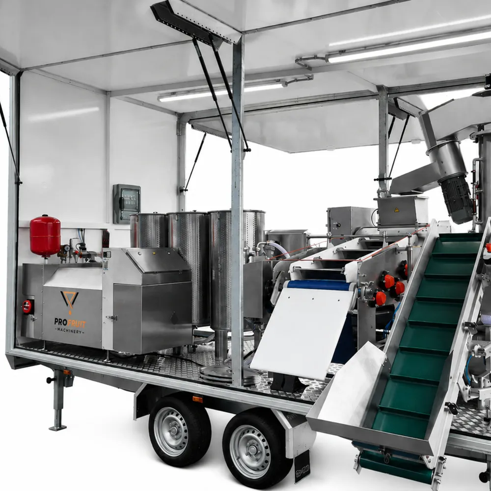 Utforska ProFruit Machinerys mobila fruktbearbetningsanläggning med rostfria tankar och effektiv utrustning för pressning och mustproduktion.