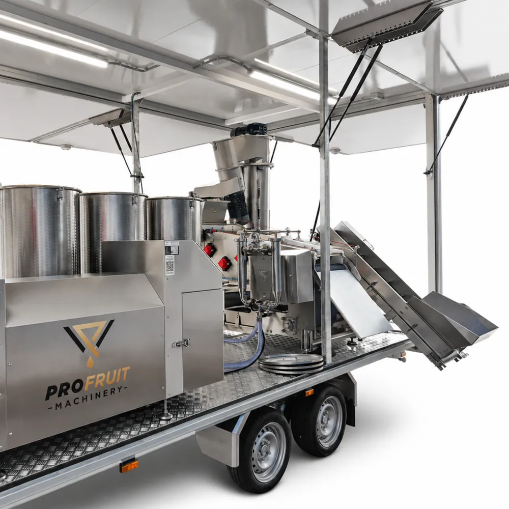 Upptäck ProFruit Machinerys mobila fruktpress med rostfria tankar och transportband för effektiv mustproduktion direkt hos odlaren.