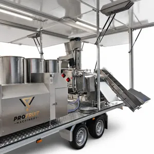 Upptäck ProFruit Machinerys mobila fruktpress med rostfria tankar och transportband för effektiv mustproduktion direkt hos odlaren.