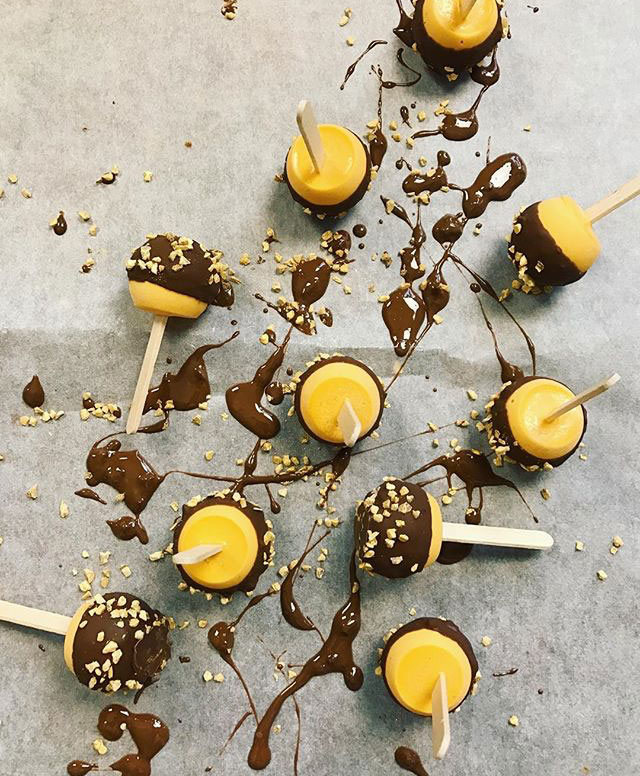 Chokladdoppad lollypop med clementin och havtorn