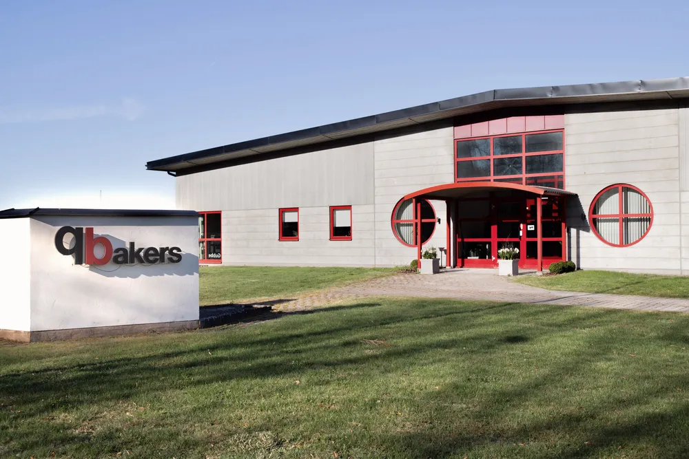 Bakers AB huvudkontor i Lessebo – modern industrifastighet med entré och företagslogotyp