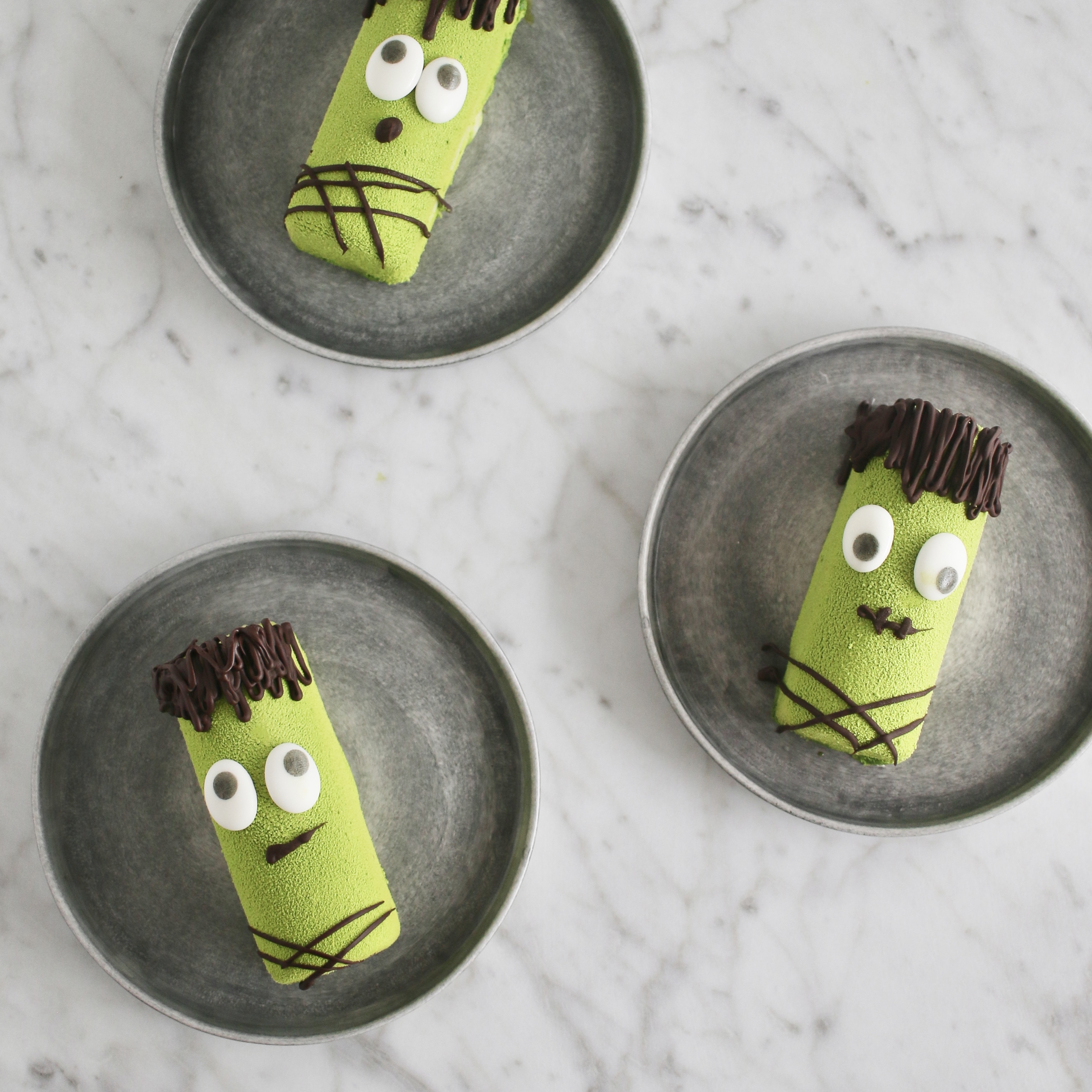 Frankensteinbakelser med chokladmousse och pistage