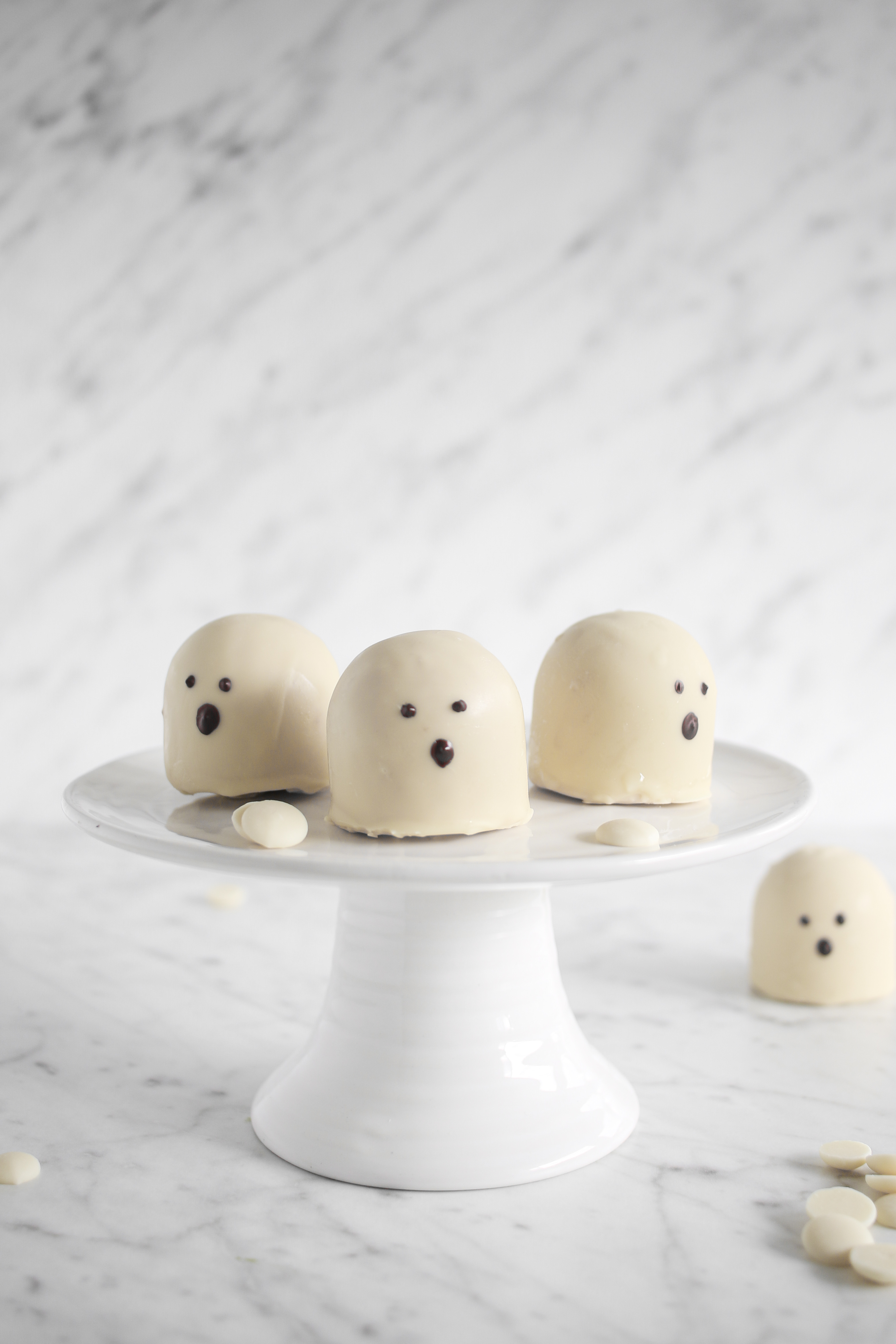 Spökbakelser med karamellchokladmousse till Halloween