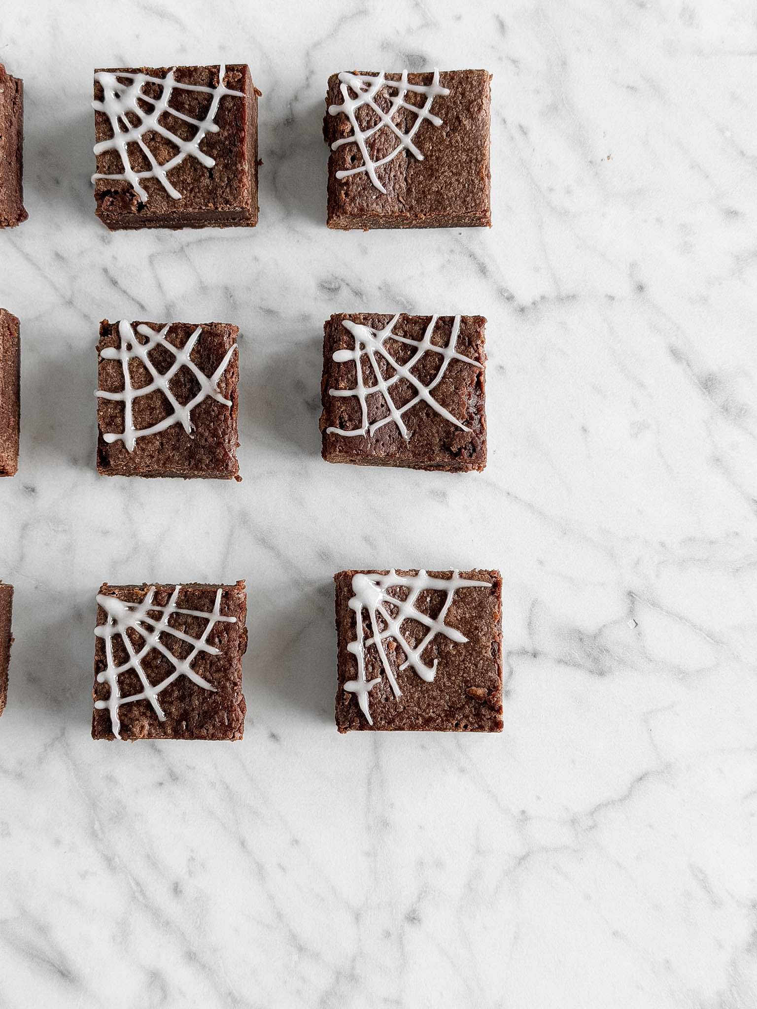 Glutenfri Halloweenbrownie med spindelnät