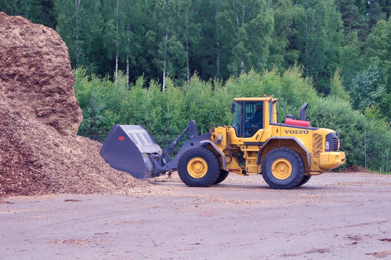 En bild på en traktor som bär upp biobränsle.