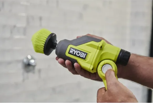 Ryobi RTS4-120G Teleskopisk rengöringsborste 4V USB Litium Komplett