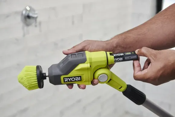 Ryobi RTS4-120G Teleskopisk rengöringsborste 4V USB Litium Komplett