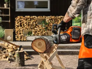 Husqvarna 242i Motorsåg med batteri och Laddare 