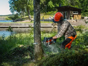 Husqvarna 242i Motorsåg med batteri och Laddare 