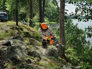 Husqvarna 242i Motorsåg med batteri och Laddare 
