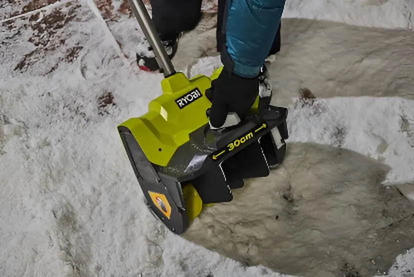 Ryobi RY36ST30B-0 Snöskyffel 30 cm 36V